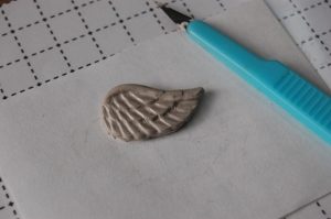 1. 銀粘土で形をつくります。